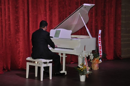 Uşaklı Piyanist Erman Karakaya’dan müthiş piyano resitali!