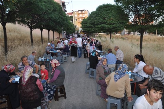 Uşaklı vefakar evlat, iş kazasında hayatını kaybeden annesi için iftar verdi!