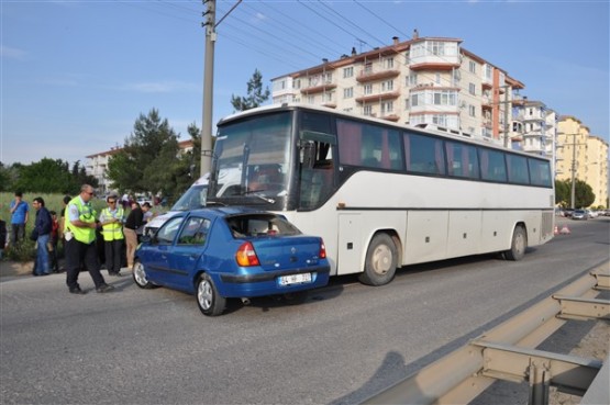 İşçi Servisi Önüne Çıkan Otomobile Çarptı! 1 Ölü