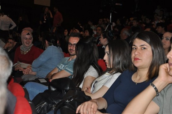 Medical Park Tiyatro Kulübü'ne Uşak’lılardan Tam Not!