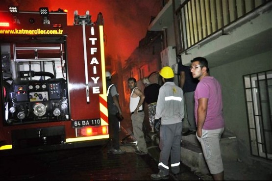 Uşak'ta yangın! 2 evin çatısı kül oldu!