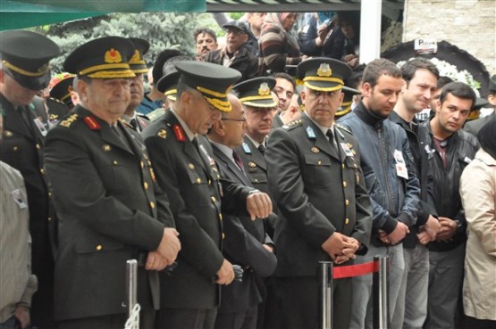 Uşak'ta mahşeri kalabalık şehidini toprağa verirken adeta bağrına bastı!
