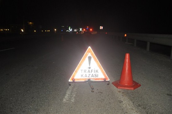 Otomobil, Orta Refüje Çarpıp Takla Attı!