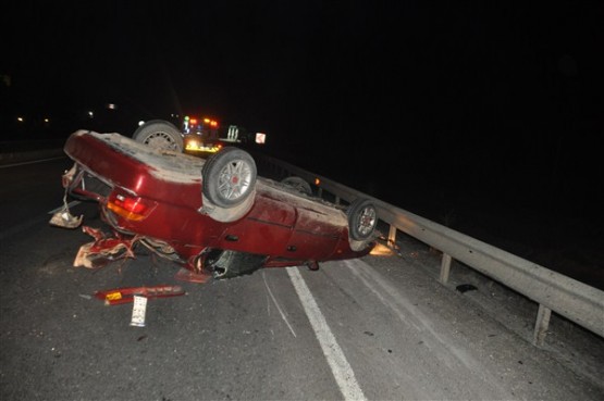 Otomobil, Orta Refüje Çarpıp Takla Attı!