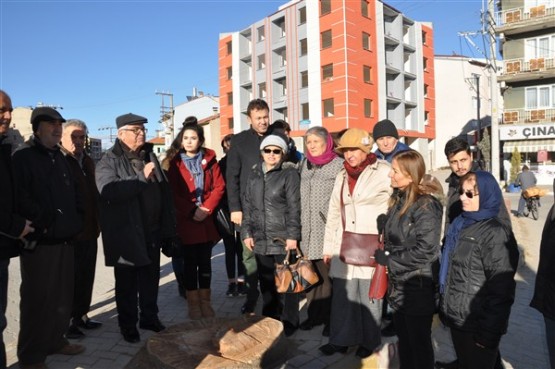 Uşaklı Çevrecilereden sert tepki; bu ağacı kesenlerin de, kesilmesine karar verenlerin de elleri kurusun!