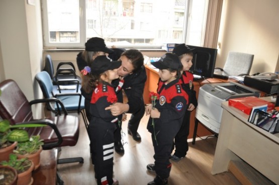 Dev yürekli minikler, Uşak Polisine taziye ziyaretinde bulundu!