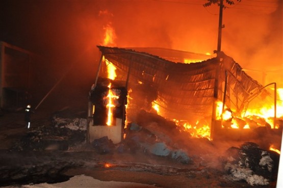 Tekstil fabrikasındaki yangın 6 saatin sonunda söndürüldü!