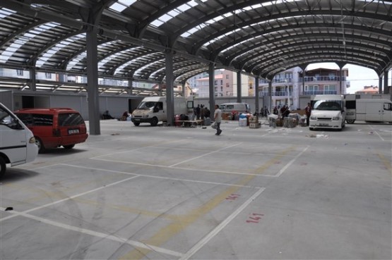 Uşak'ta yeni yapılan pazar yeri, esnafın işi bırakmasıyla bomboş kaldı!