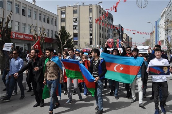 Azeri Öğrenciler Azerbaycan'daki Şehitlerini Andı!