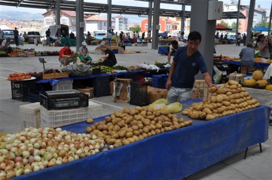 Uşak'ta yeni yapılan pazar yeri, esnafın işi bırakmasıyla bomboş kaldı!