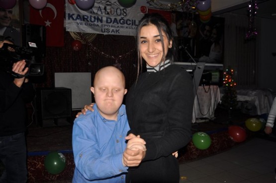 DOWN SENDROMLU ÇOCUKLAR DÜZENLENEN GECEDE DOYASIYA EĞLENDİ!