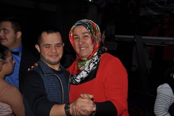 DOWN SENDROMLU ÇOCUKLAR DÜZENLENEN GECEDE DOYASIYA EĞLENDİ!