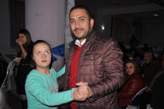 DOWN SENDROMLU ÇOCUKLAR DÜZENLENEN GECEDE DOYASIYA EĞLENDİ!