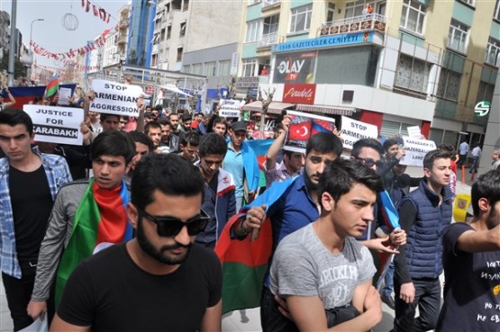 Azeri Öğrenciler Azerbaycan'daki Şehitlerini Andı!