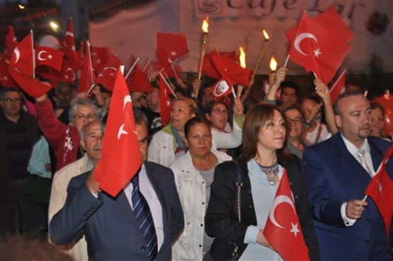Uşak Halkı 23 Nisan'ı; Fener Alayı İle, Davul Zurna Eşliğinde Yürüyerek, Coşku İçinde Kutladı