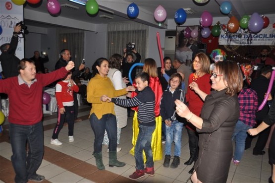 DOWN SENDROMLU ÇOCUKLAR DÜZENLENEN GECEDE DOYASIYA EĞLENDİ!