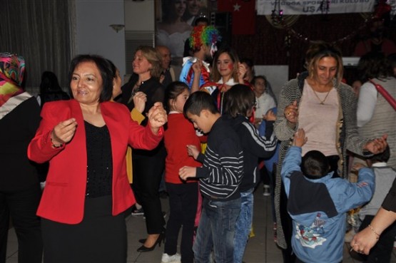 DOWN SENDROMLU ÇOCUKLAR DÜZENLENEN GECEDE DOYASIYA EĞLENDİ!