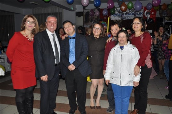 DOWN SENDROMLU ÇOCUKLAR DÜZENLENEN GECEDE DOYASIYA EĞLENDİ!