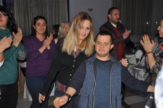 DOWN SENDROMLU ÇOCUKLAR DÜZENLENEN GECEDE DOYASIYA EĞLENDİ!