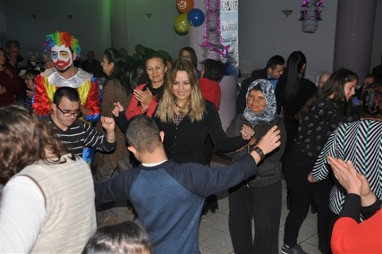 DOWN SENDROMLU ÇOCUKLAR DÜZENLENEN GECEDE DOYASIYA EĞLENDİ!