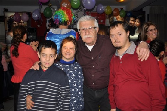 DOWN SENDROMLU ÇOCUKLAR DÜZENLENEN GECEDE DOYASIYA EĞLENDİ!
