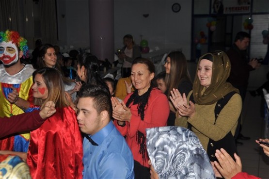 DOWN SENDROMLU ÇOCUKLAR DÜZENLENEN GECEDE DOYASIYA EĞLENDİ!