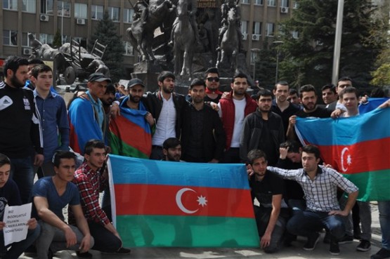 Azeri Öğrenciler Azerbaycan'daki Şehitlerini Andı!