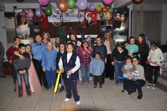 DOWN SENDROMLU ÇOCUKLAR DÜZENLENEN GECEDE DOYASIYA EĞLENDİ!