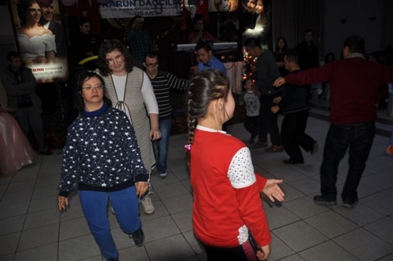 DOWN SENDROMLU ÇOCUKLAR DÜZENLENEN GECEDE DOYASIYA EĞLENDİ!