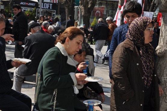 Uşak CHP, Çanakkale Zaferi’ni Pilav Ve Ayran Dağıtarak Kutladı!