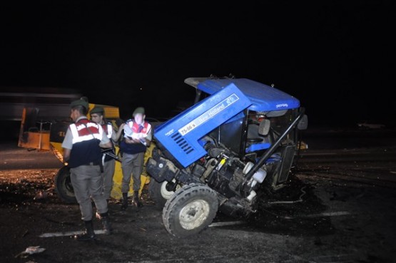 Otomobille çarpışan traktör ikiye bölündü!