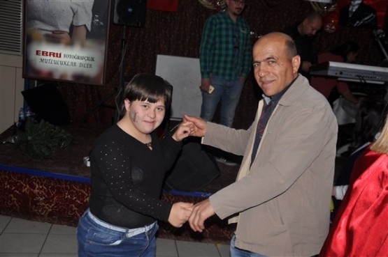 DOWN SENDROMLU ÇOCUKLAR DÜZENLENEN GECEDE DOYASIYA EĞLENDİ!
