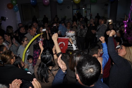 DOWN SENDROMLU ÇOCUKLAR DÜZENLENEN GECEDE DOYASIYA EĞLENDİ!