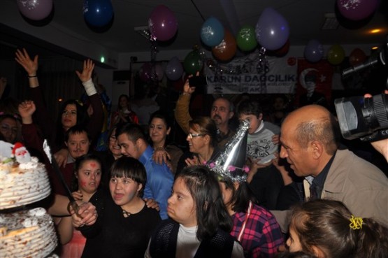 DOWN SENDROMLU ÇOCUKLAR DÜZENLENEN GECEDE DOYASIYA EĞLENDİ!