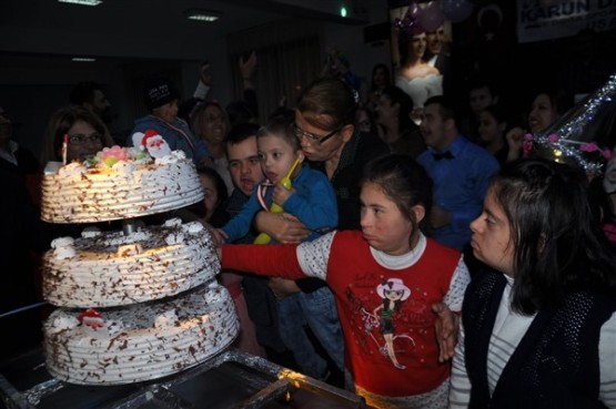DOWN SENDROMLU ÇOCUKLAR DÜZENLENEN GECEDE DOYASIYA EĞLENDİ!