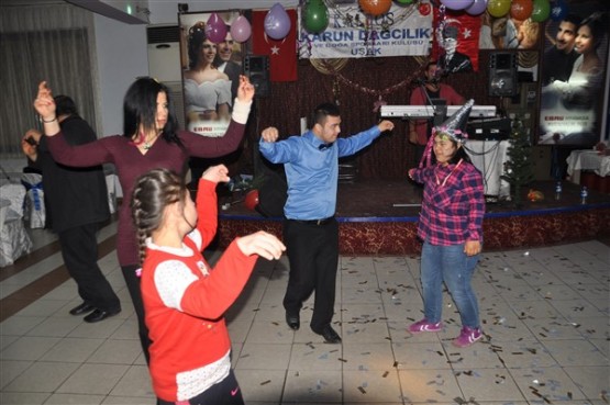 DOWN SENDROMLU ÇOCUKLAR DÜZENLENEN GECEDE DOYASIYA EĞLENDİ!