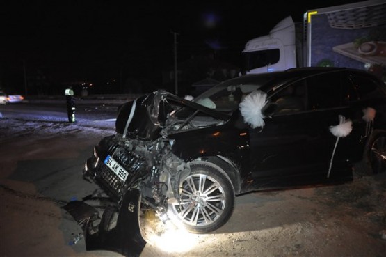Tırla çarpışan araçta bulunan gelin ve damat yaralandı
