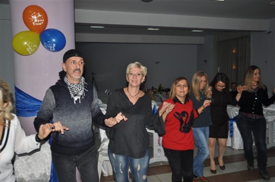 DOWN SENDROMLU ÇOCUKLAR DÜZENLENEN GECEDE DOYASIYA EĞLENDİ!