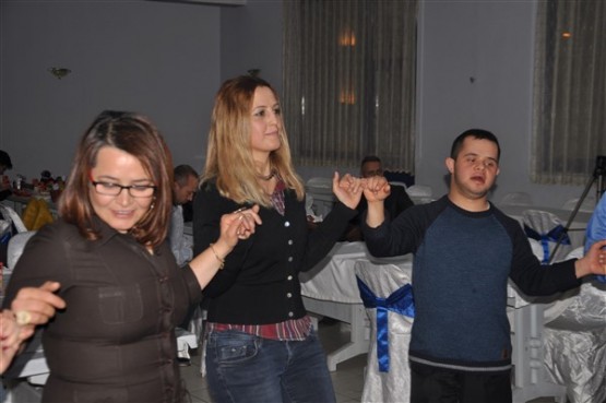 DOWN SENDROMLU ÇOCUKLAR DÜZENLENEN GECEDE DOYASIYA EĞLENDİ!
