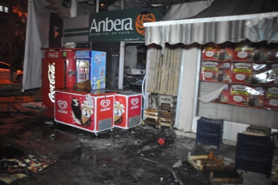 Anbera AVM'de çıkan yangın bir saatlik çalışma sonrasında söndürüldü!