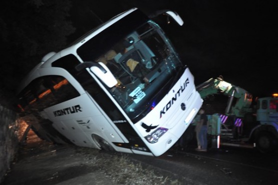 Uşak'ta kaza! Çarpışma sonucu yolcu otobüsü devrildi!