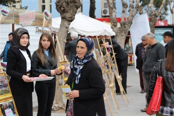 Uşak'ta liselilerden çiçekli çikolatalı 8 Mart kutlaması!