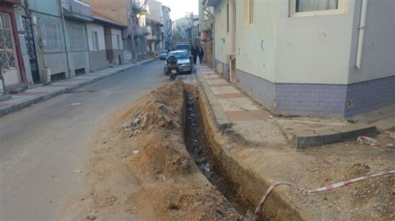 Uşak halkı: Belediye İlyaslı'ya yol yapacağına, önce kendi sokaklarını düzeltsin!