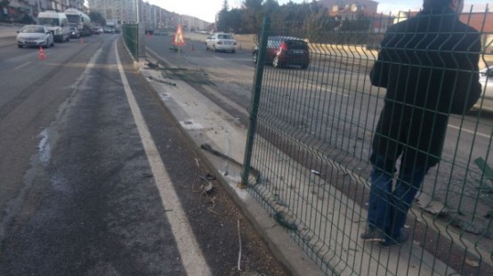 Sürücüsünün direksiyon hakimiyetini kaybettiği araç bariyerlere çarparak durabildi!