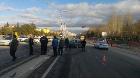 Sürücüsünün direksiyon hakimiyetini kaybettiği araç bariyerlere çarparak durabildi!