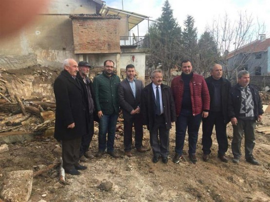 Nimet Teyzenin evi yandı siyasiler gerekli ŞOVu yaptı ama ardı gelmedi yaşlı kadın adeta sokakta kaldı