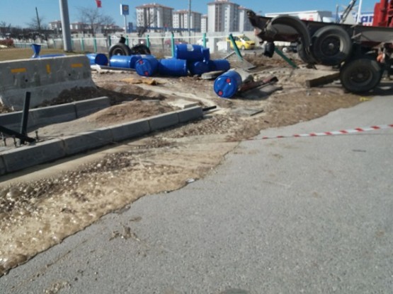 Uşak'ta trenle tır çarpıştı! Tonlarca kimyasal madde yola döküldü!