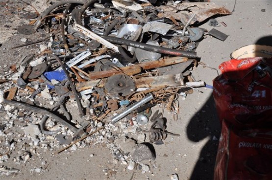 Hurda yüklü araç alt geçide sığmayarak betona çarptı!