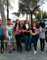 Uşak'ta öğrenciler vatandaşlarla birlikte kitap okuyor!