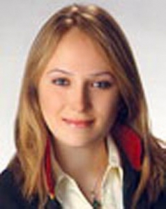 Avukat Zeynep Mersinlioğlu Evinde Ölü Bulundu. Zeynep Mersinlioğlu'nun Vefat Haberi Sevenlerini Yasa Boğdu.